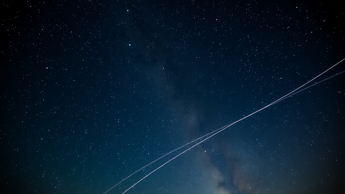 Csillagos égbolt, repülőgépek hagyományos nyomai.