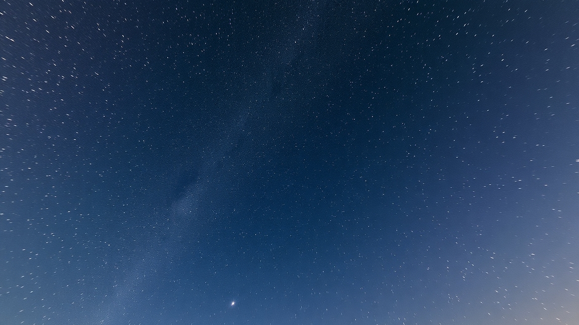 Csillagos égbolt asztrofotózás során