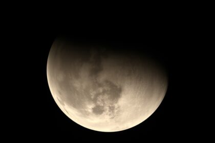 Szuperhold éjszakai égbolt a földközeli telihold látványa.