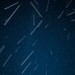 Hullócsillagok az égen, csillagászati események megfigyelése során.