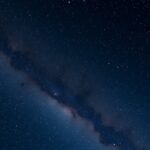 Csillagok és galaxis a sötét égen, csillagászat témában.