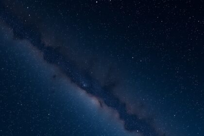 Csillagok és galaxis a sötét égen, csillagászat témában.