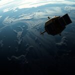 Szputnyik-1 műhold az űrben, a Föld felett lebegve.