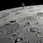 A Hold bazaltos tengere és kráterek, űrhajós háttérrel.