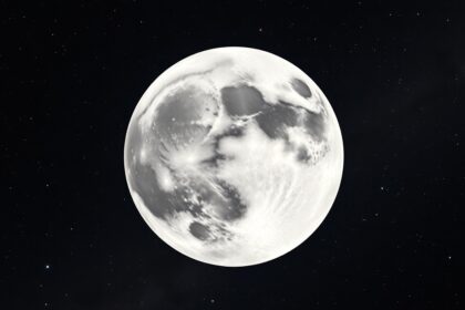 Japetus, a Szaturnusz kétarcú holdja egy gyönyörű éjszakai háttér előtt.