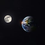 A Hold és a Föld látképe, bemutatva a gravitációs kölcsönhatást.