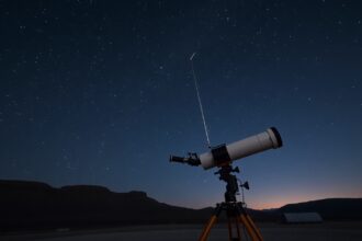 Robotizált távcső a csillagos ég alatt