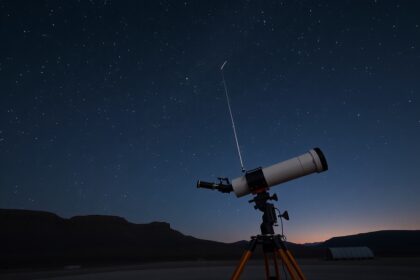 Robotizált távcső a csillagos ég alatt