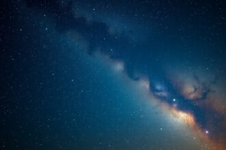 Csillagos égbolt ábrázolás asztrofizikai kontextusban.