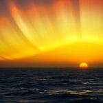 Érdekes zöld sugár naplementekor a tenger felett