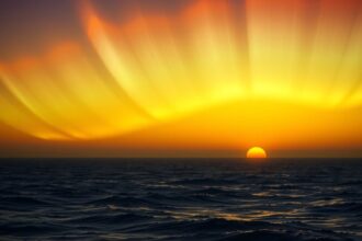 Érdekes zöld sugár naplementekor a tenger felett