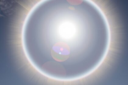 Halo-jelenség a Nap körül, amely jégkristályok törésének eredménye.