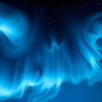 Éjszakai világító felhők kék fényjelensége a nyári égbolton.