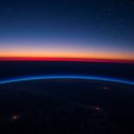 A sötétkék sáv a Föld árnyékában napnyugta után.