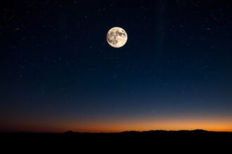 Telihold a horizonton, csodálatos csillagos háttérrel.