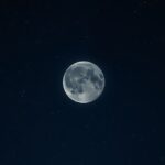 A Hold egy gyönyörű képe az éjszakai égbolton.