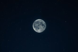 A Hold egy gyönyörű képe az éjszakai égbolton.