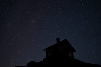 Csillagok között álló házikó - Cefeusz csillagkép éjjel