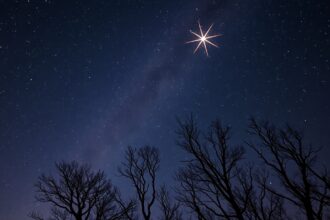 Oroszlán csillagképe Ragulus fénye az éjszakai égbolton.