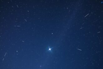 Spica, a Szűz legfényesebb csillaga az éjszakai égbolton