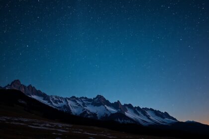 Csillagos égbolt és hegyek látványa az Ökörhajcsár csillagkép felett.