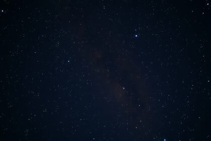 Rák csillagkép és a Jászol-halmaz az éjszakai égbolton