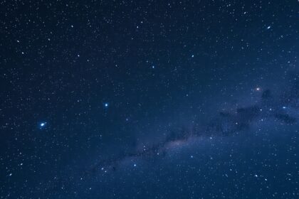 Csillagos égbolt és a Nagy Herkules-halmaz látványa.