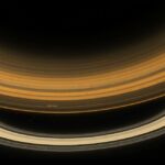 A Szaturnusz gyűrűi közelről, jég- és kőzetdarabokkal.