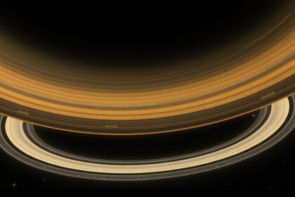 A Szaturnusz gyűrűi közelről, jég- és kőzetdarabokkal.