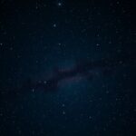 Sötét éjszakai égbolt rengeteg csillaggal és galaxisokkal.