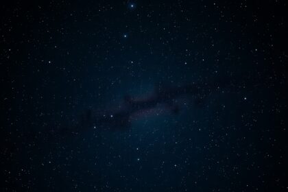 Sötét éjszakai égbolt rengeteg csillaggal és galaxisokkal.