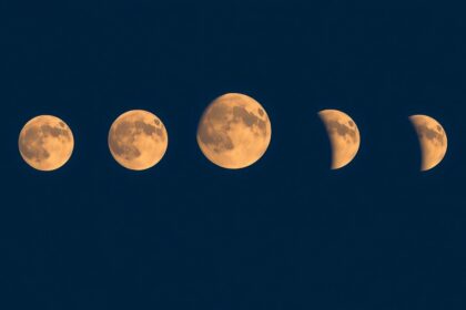 A Hold különböző fázisai a sötét égbolton.