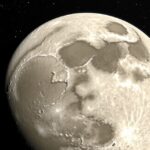 A Hold részletes képe, kráteres felszínnel és csillagokkal körülvéve.