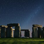 Stonehenge csillagos égbolt alatt, ősi kultúra maradványa.