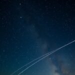 Csillagos égbolt, repülőgépek hagyományos nyomai.