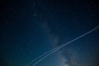 Csillagos égbolt, repülőgépek hagyományos nyomai.