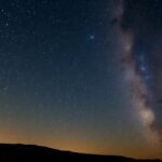 Csillagok az éjszakai égbolton, a Tejúton keresztül.