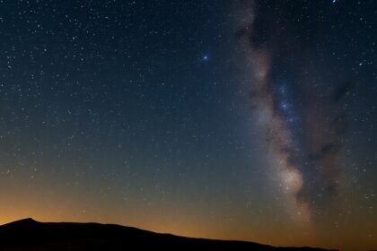 Csillagok az éjszakai égbolton, a Tejúton keresztül.