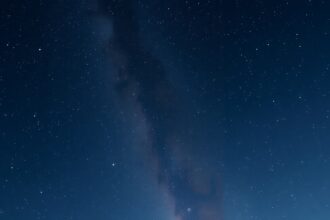 Csillagos égbolt és galaxis a sötétben.