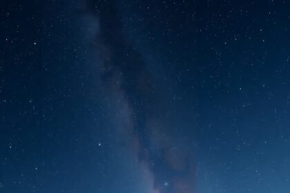 Csillagos égbolt és galaxis a sötétben.