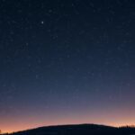 Téli égbolt csillagokkal, beleértve a Szíriuszt a Nagy Kutya csillagképben.