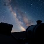 Távcső és csillagos égbolt a Szekeres csillagkép felett.