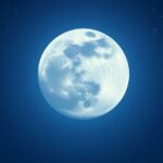 Telihold a téli éjszakában, havas háttérrel