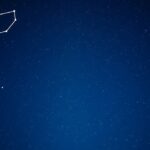 Orion csillagkép látható az éjszakai égen.