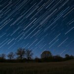 Csillaghullás az Eta Aquariidák során, tiszta éjszakai égbolt háttérrel.