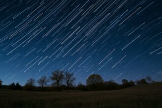 Csillaghullás az Eta Aquariidák során, tiszta éjszakai égbolt háttérrel.