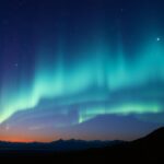 Éjszakai világító felhők a csillagos égbolton, mezoszféra jégkristályaival.