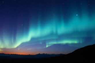Éjszakai világító felhők a csillagos égbolton, mezoszféra jégkristályaival.
