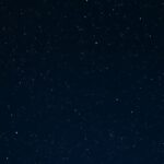 A nyári éjszakai égbolt csillagai, köztük Vega, Deneb és Altair.