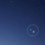 A Teáskanna csillagkép az éjszakai égen, a Nyilasban.